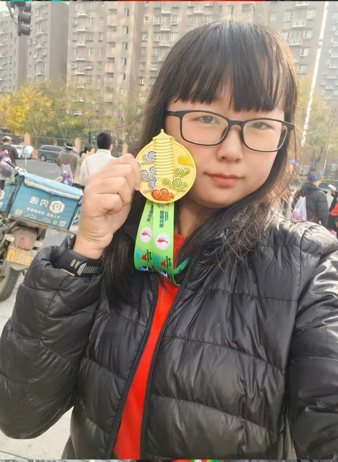 跑步比赛后的奖牌留影