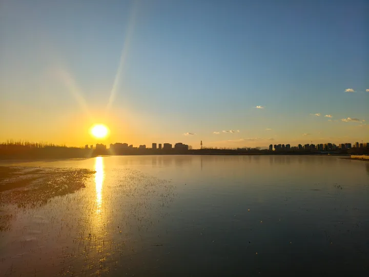 水面上的落日