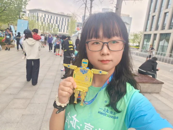 校园比赛奖牌留影